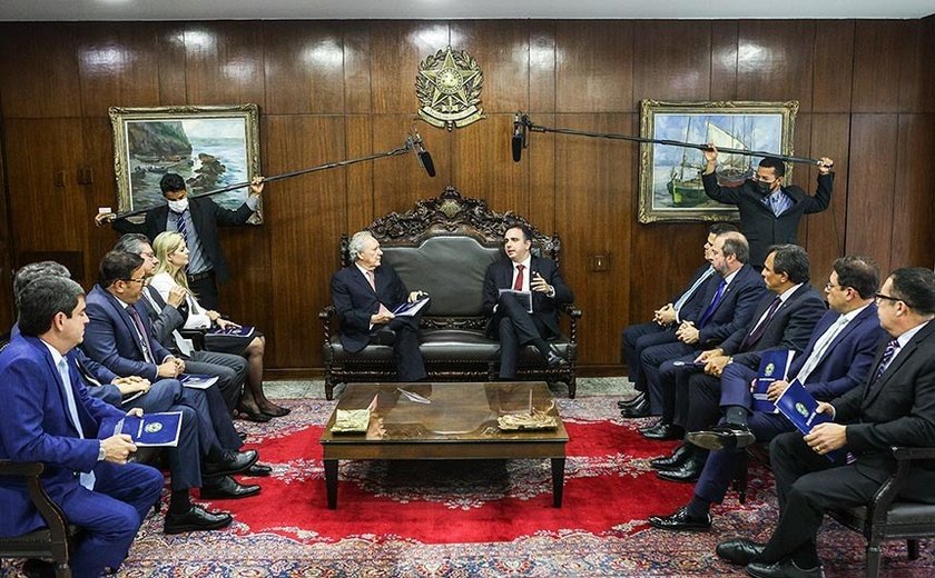 Pacheco recebe proposta para nova lei do impeachment
