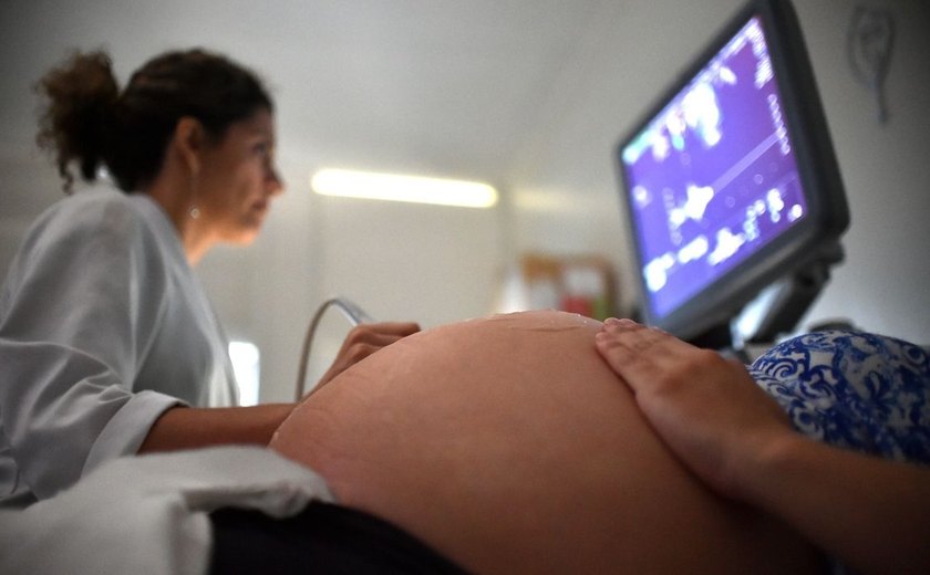 Mulher com morte cerebral dá à luz um bebê vivo; entenda