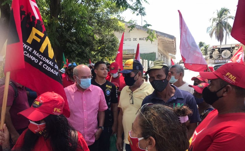 Movimento de trabalhadores sem terra ocupam o Porto de Maceió