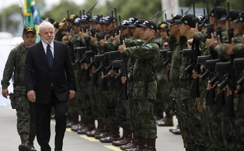 Em meio à aproximação com Forças Armadas, Lula participa de cerimônia com generais