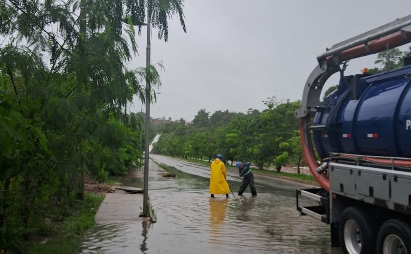 Serviços de drenagem são intensificados durante chuvas intensas de domingo
