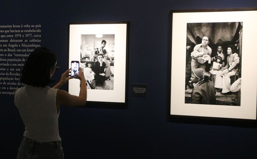 Exposição mostra olhar de Sebastião Salgado sobre Revolução dos Cravos