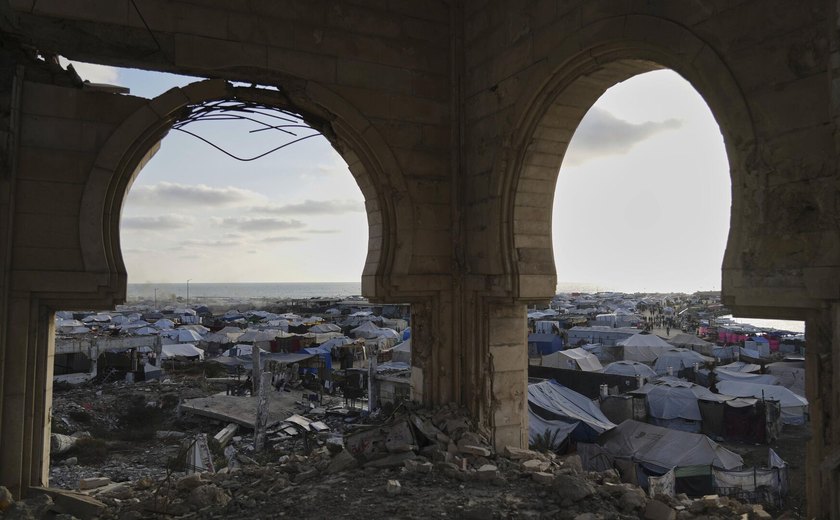 Israel mata ao menos 80 palestinos em ataques em Gaza, entre elas, pessoas que procuravam ajuda, diz mídia
