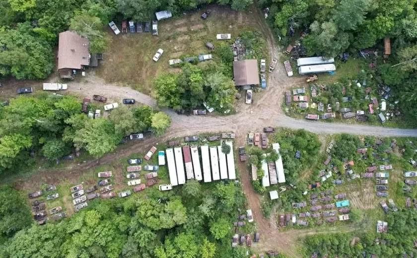 Casa à venda com tesouro no quintal: imóvel nos EUA tem mais de 300 carros antigos no terreno. Veja fotos