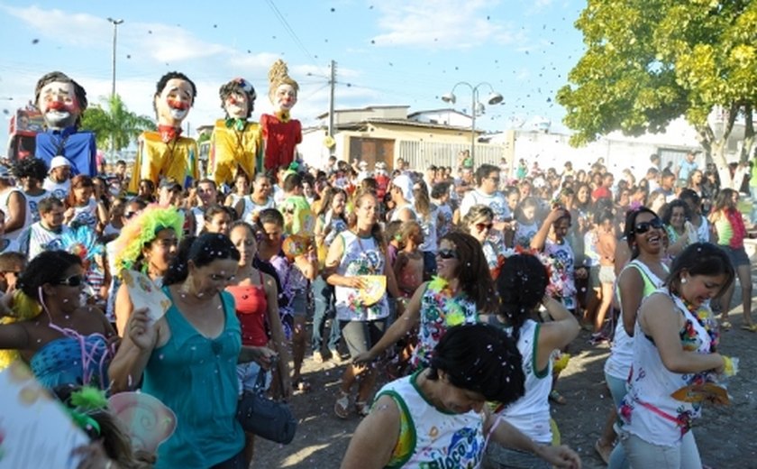 Desfile de blocos e bonecos gigantes animam  as prévias carnavalescas de Limoeiro