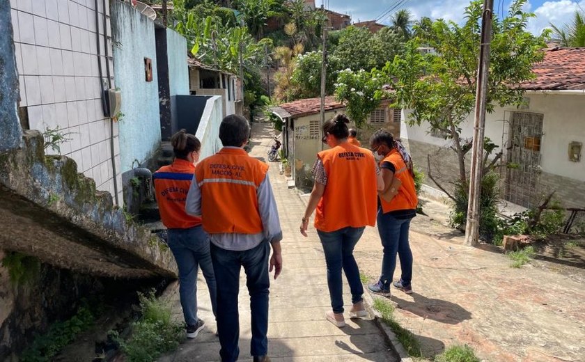 Diretoria Social da Defesa Civil visita residências no Reginaldo