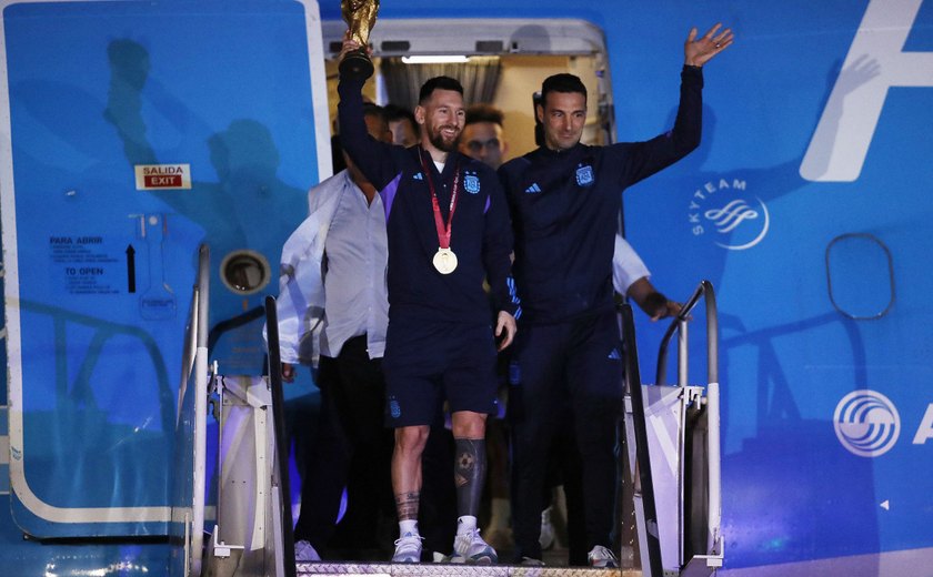 Seleção argentina desembarca em Buenos Aires com taça nas mãos e festa da torcida