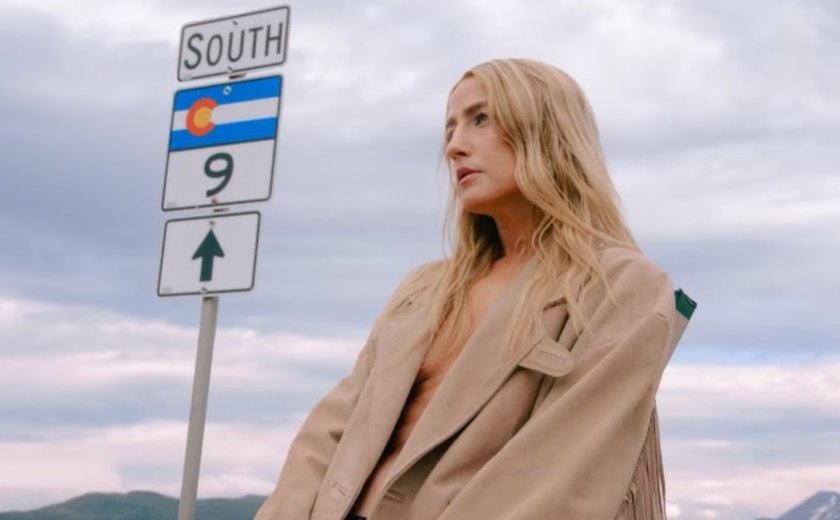 Cantora country indicada ao Grammy viraliza após cantar hino dos EUA em jogo e pede desculpas: 'Estava bêbada'; assista