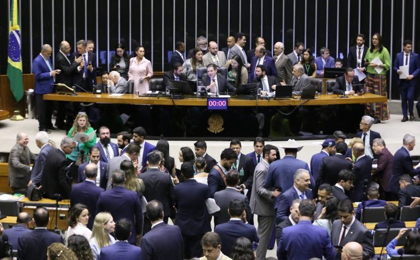 Deputados analisam projeto que exige botão de pânico em aplicativos de transporte; acompanhe