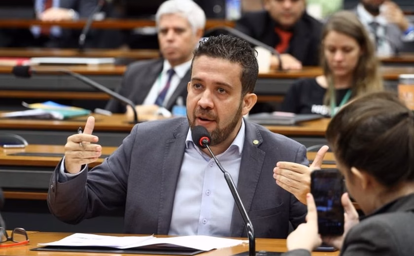 Câmara aprova projeto que acelera tramitação de punições para deputado 'brigão'