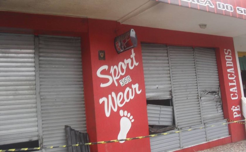 Curto-circuito causa início de incêndio em loja de calçados em Palmeira dos Índios