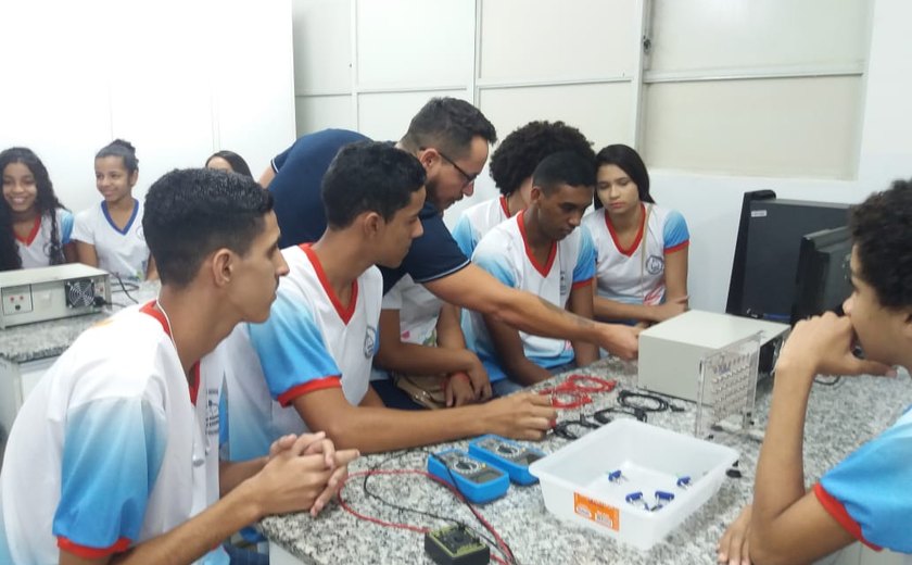 Campus Palmeira recebe alunos de escola estadual para projeto Física Virtual