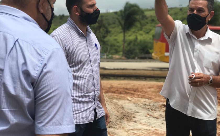 Prefeito Neno Freitas visita área onde serão construídos dois equipamentos de lazer para a população