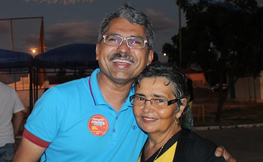 No último dia de campanha, Professor Edvaldo caminha pela feira de Delmiro Gouveia e recebe apoios