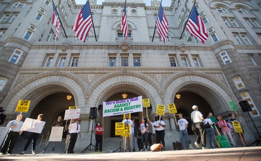 Grupo faz protesto em frente a novo hotel de Trump em Washington