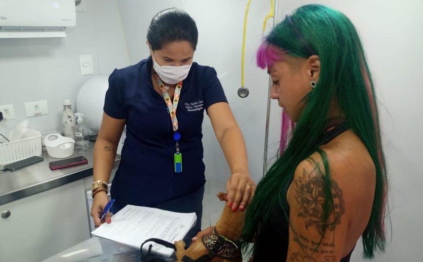 Equipe do Castramóvel realiza triagem de cães e gatos dos moradores de Jacarecica