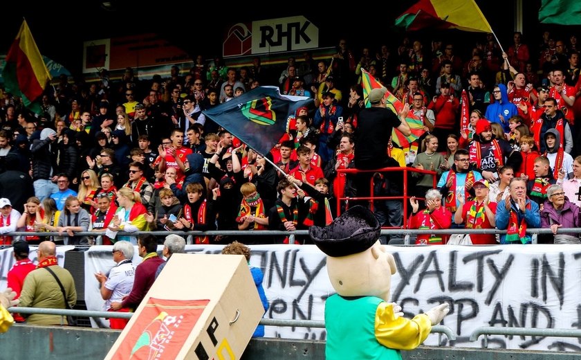 Clube belga declara falência, e torcida faz funeral simbólico em estádio para se despedir