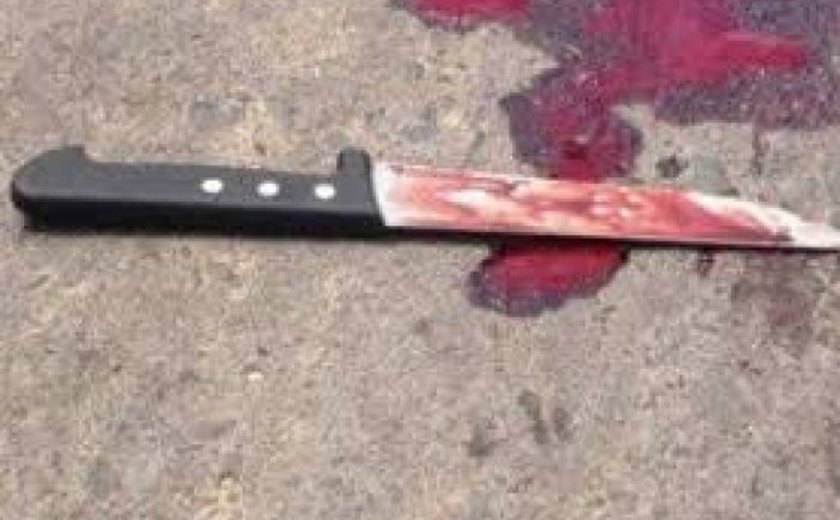 Mulher é esfaqueada durante assalto em Maceió
