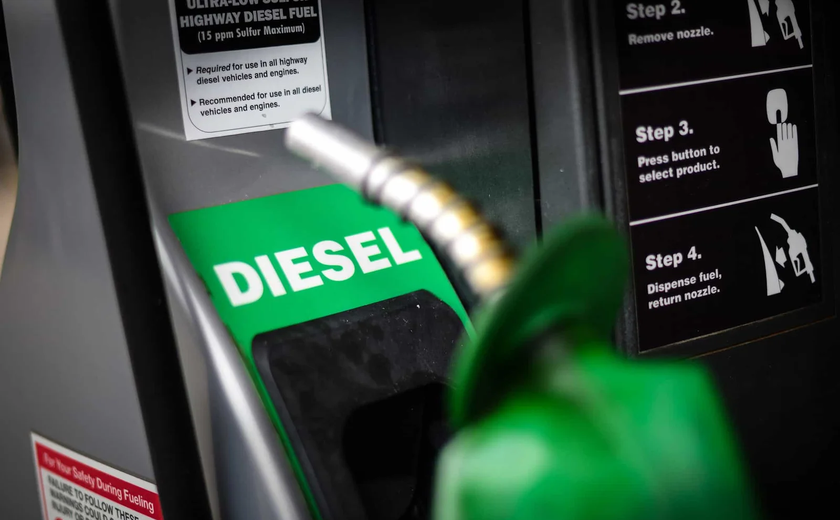 Petrobras informa a Lula mudança no preço do diesel