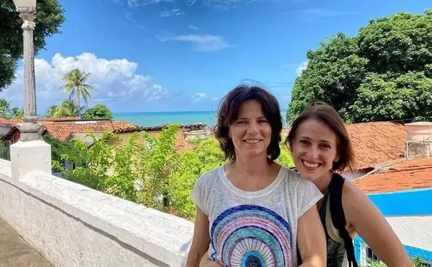 Em turnê com musical, Vera Zimmermann compartilha registro com namorada