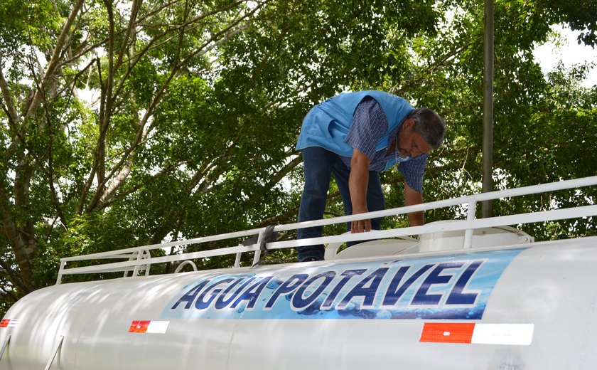 Vigilância Sanitária inspeciona 50 carros-pipa que fornecem água para as vítimas da seca