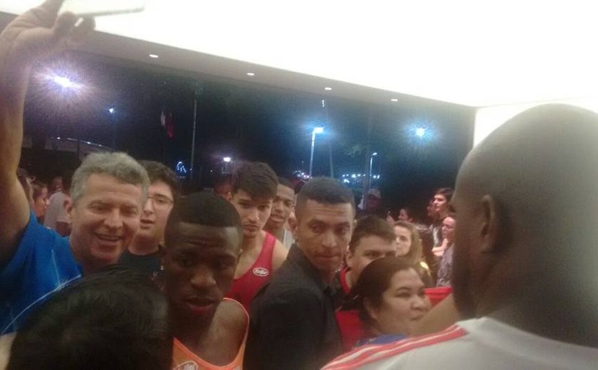 Flamengo é recebido com festa em Fortaleza e diretoria repudia atos de agressão