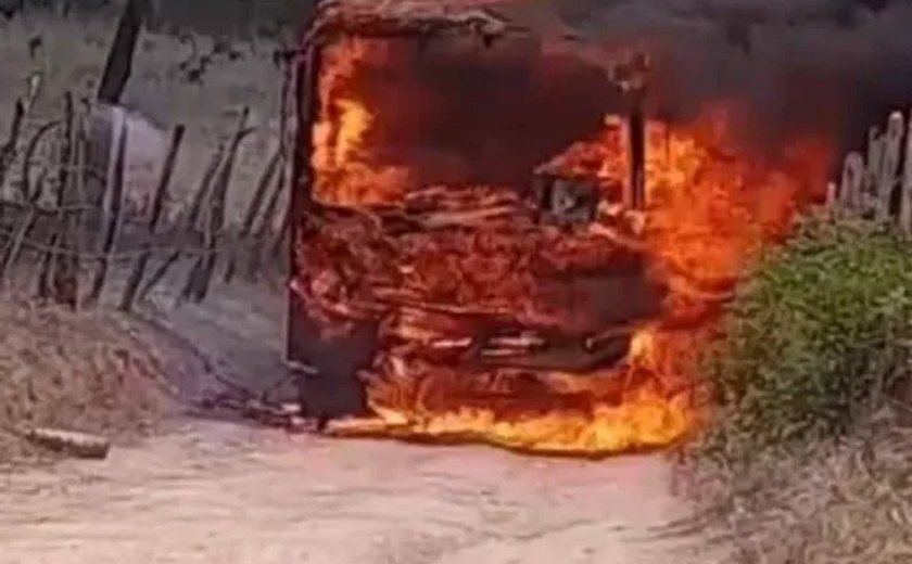 Incêndio destrói ônibus escolar na zona rural de São José da Tapera
