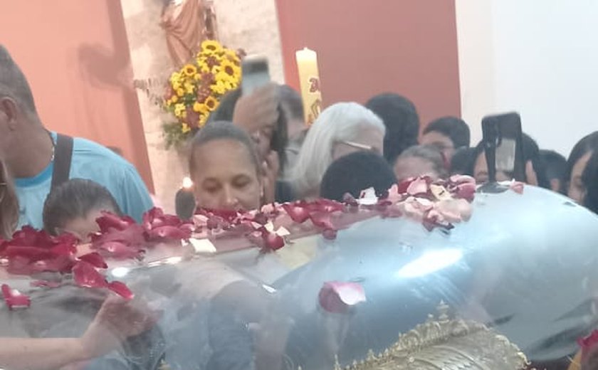Relíquias de Santa Teresinha chegam a Alagoas e fiéis católicos demonstram devoção