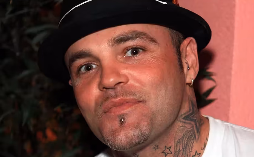 Ex-participante do reality 'Celebrity Rehab', cantor americano Shifty Shellshock morre aos 49 anos