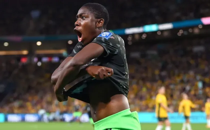 Quem é Oshoala, autora do terceiro gol da Nigéria, que já foi indicada ao Bola de Ouro