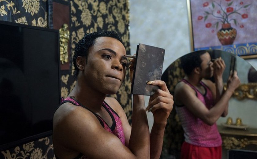 Travesti vira astro nas redes sociais e defensor dos direitos gays na Nigéria