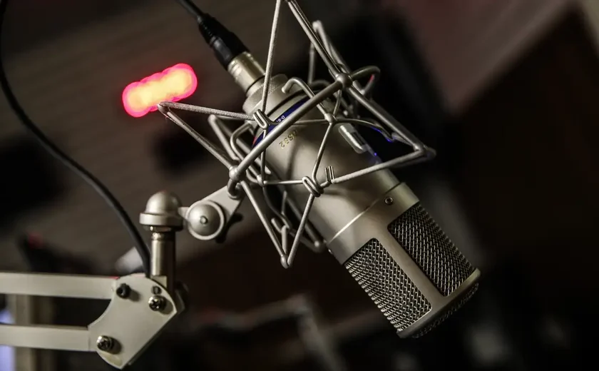 Podcast da Rádio MEC, Perguntar e Pensar, vence prêmio comKids 2024