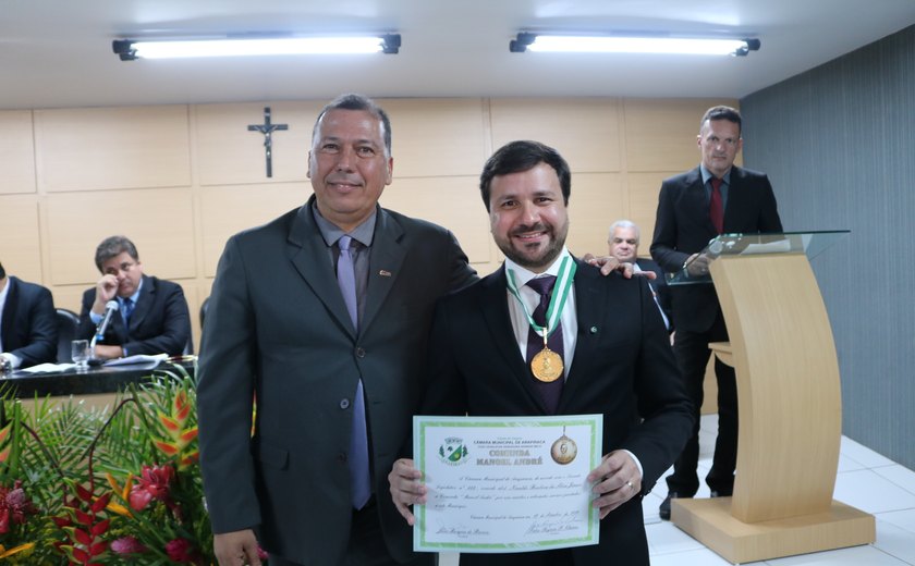 Nivaldo Barbosa recebe a Comenda Manoel André da Câmara Municipal de Arapiraca