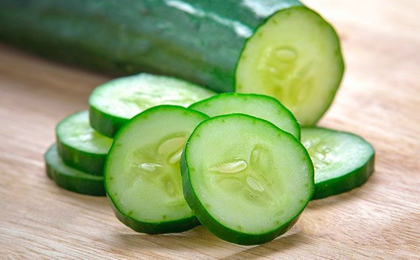 Batata, pepino, gelo? Dermatologista explica o que de fato funciona contra as olheiras
