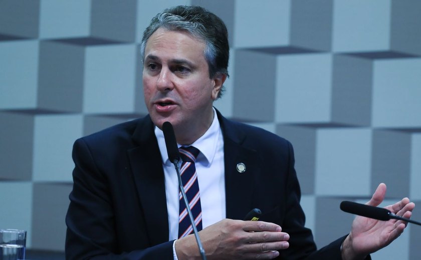 Camilo Santana se posiciona contra teto de gastos para educação