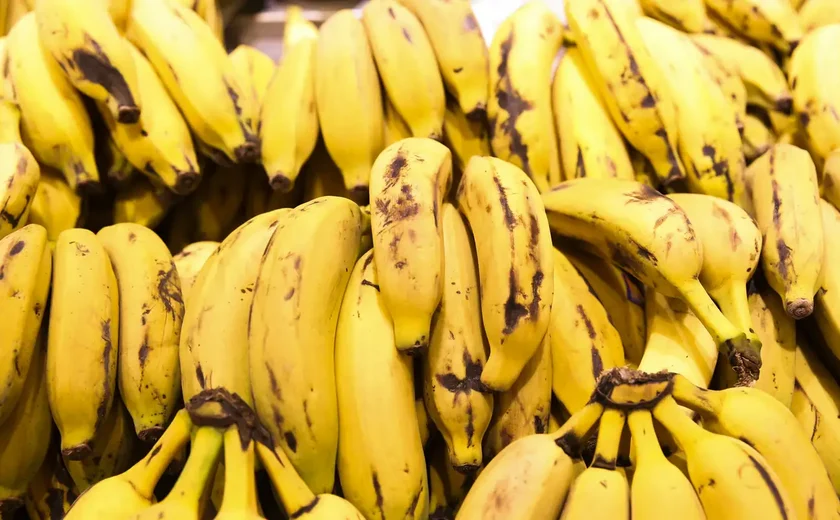 Preços da banana, da laranja e do mamão caem no atacado em maio, aponta Conab