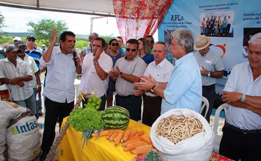 Governador comemora aniversário junto a agricultores do alto sertão de Alagoas