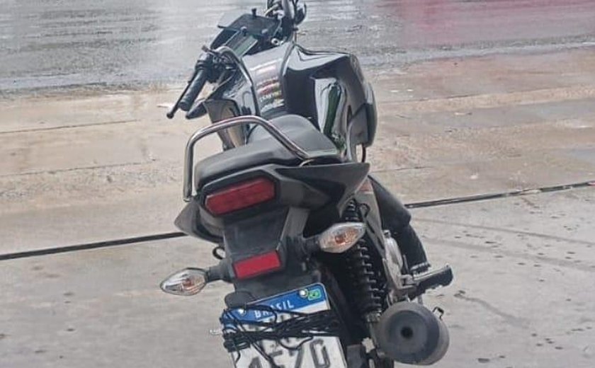 Condutor inabilitado é abordado pelo DMTT após tentativa de ocultar placa na Fernandes Lima