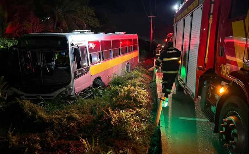 Corpo de Bombeiros e Samu atuam em acidente com ônibus que deixou cinco pessoas feridas