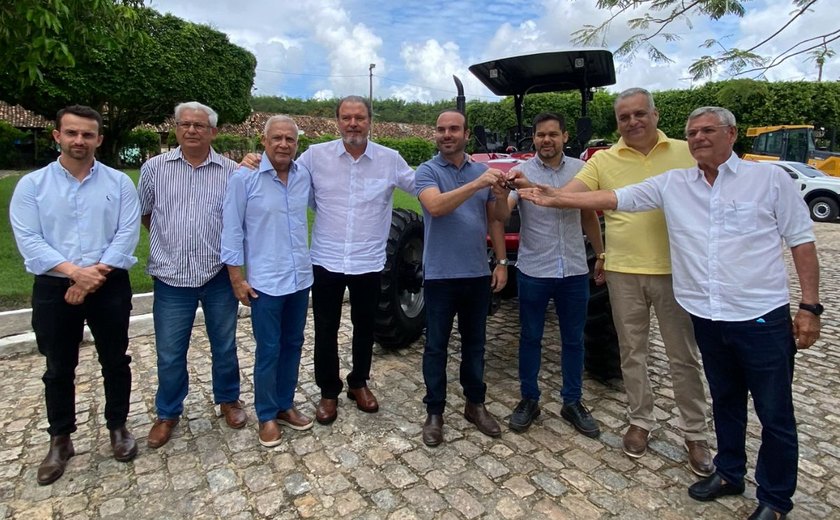 Alfredo Gaspar entrega trator e reforça apoio ao pequeno produtor em Rio Largo