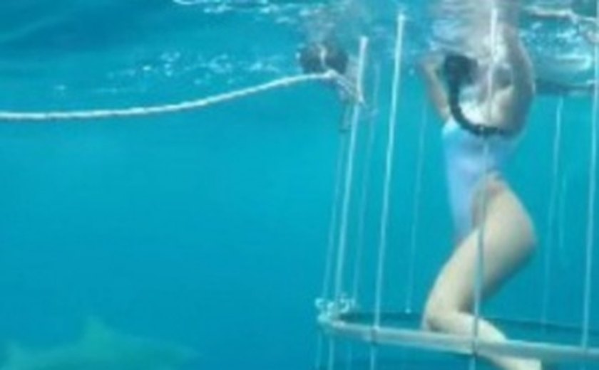 Modelo é atacada por tubarão durante ensaio subaquático