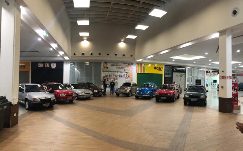 Exposição reúne automóveis antigos em shopping de Arapiraca