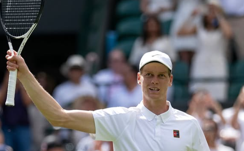 Campeão em Wimbledon, Sinner ressalta rivalidade com Alcaraz: 'Derrota muito dura em Paris'