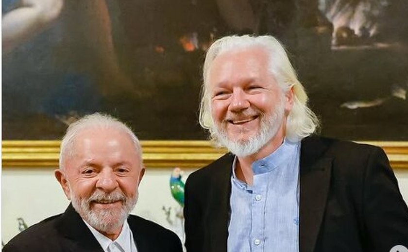 Lula publica foto de encontro com Julian Assange em Roma