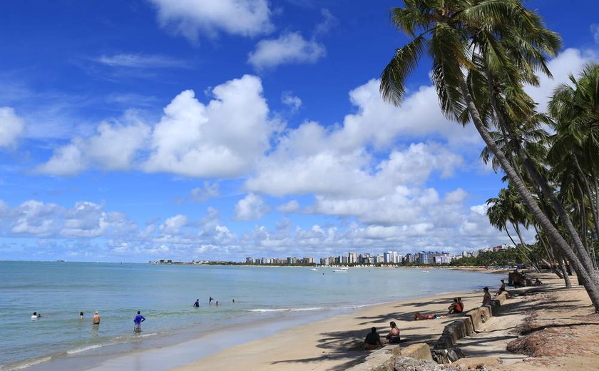Praias de Maceió e dos principais destinos turísticos de Alagoas não possuem manchas de óleo e estão próprias para banho