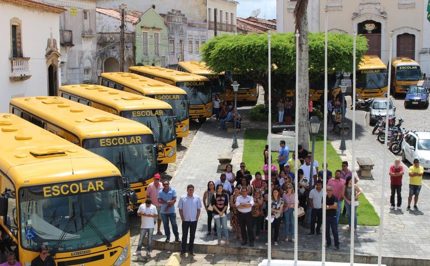 Frota escolar de Penedo recebe reforço de 10 novos ônibus amarelinhos