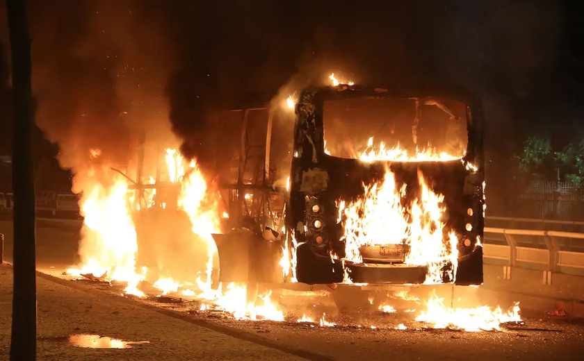 Explosões são registradas em 3 ônibus no centro de Israel; polícia suspeita de terrorismo