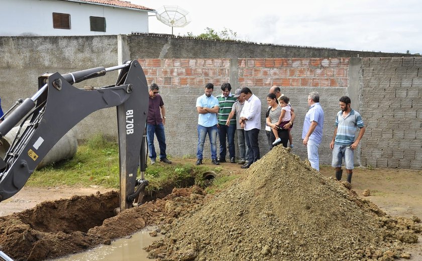 Prefeitura de Palmeira inicia obra de drenagem em rua do Distrito de Canafístula