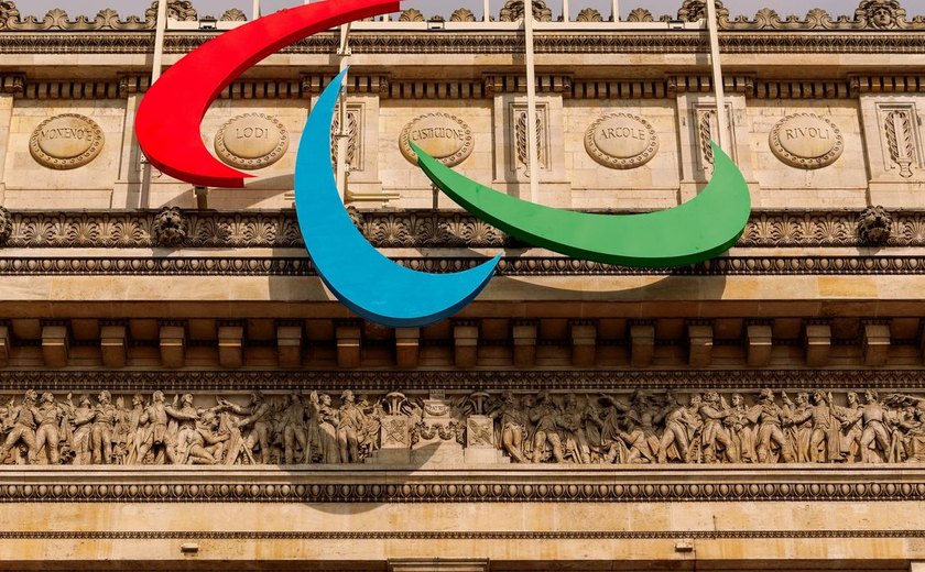 Arco do Triunfo exibe símbolo paralímpico a 2 meses dos Jogos de Paris