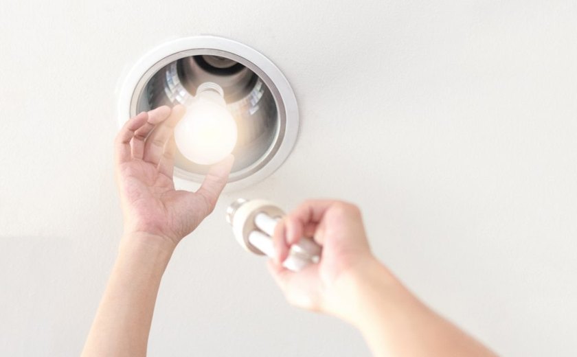Enel troca lâmpadas de clientes em Niterói e Itaboraí. Veja como obter o modelo de LED